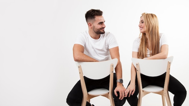 Beau couple sur des chaises