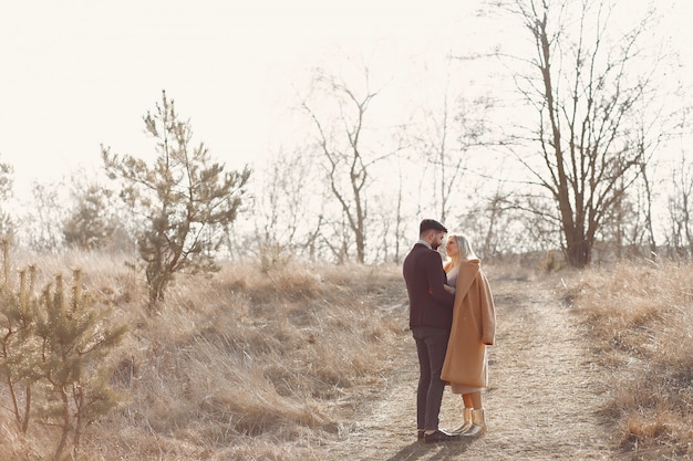 Photo gratuite beau couple dans un champ de printemps