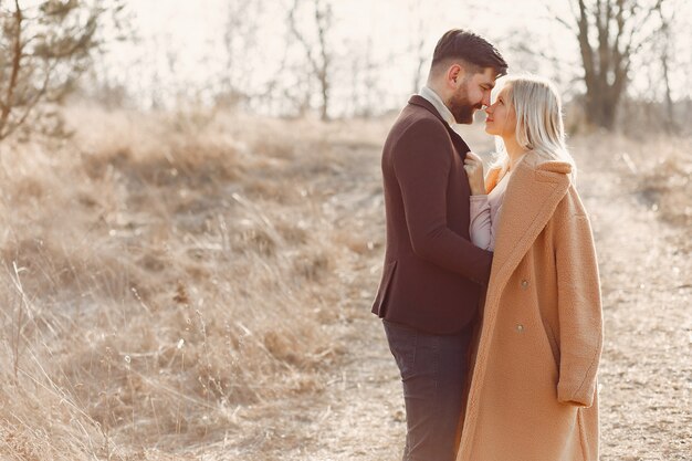 Beau couple dans un champ de printemps