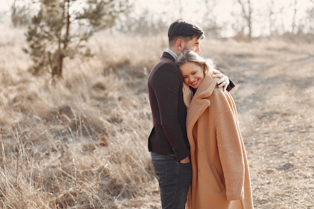 Beau couple dans un champ de printemps