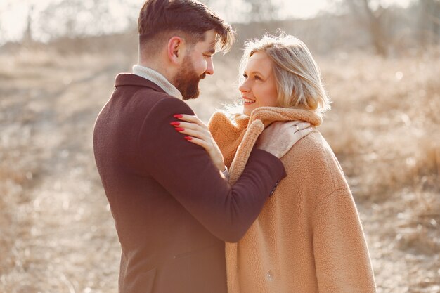 Beau couple dans un champ de printemps