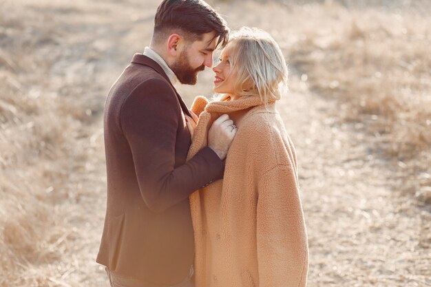 Beau couple dans un champ de printemps