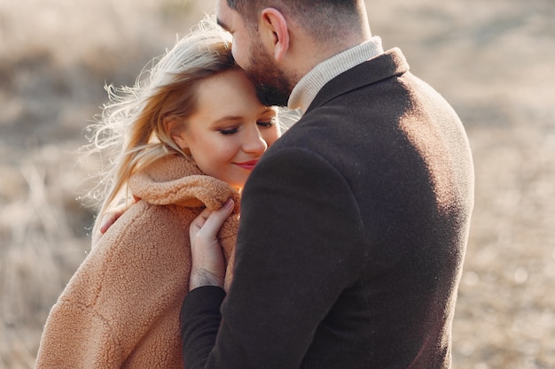 Beau couple dans un champ de printemps