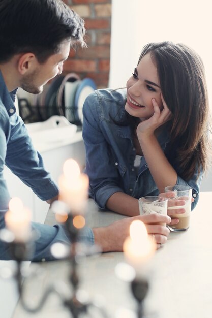 Beau couple dans la cuisine