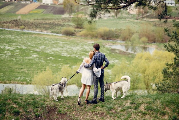 Beau couple dans une forêt en été avec un chien