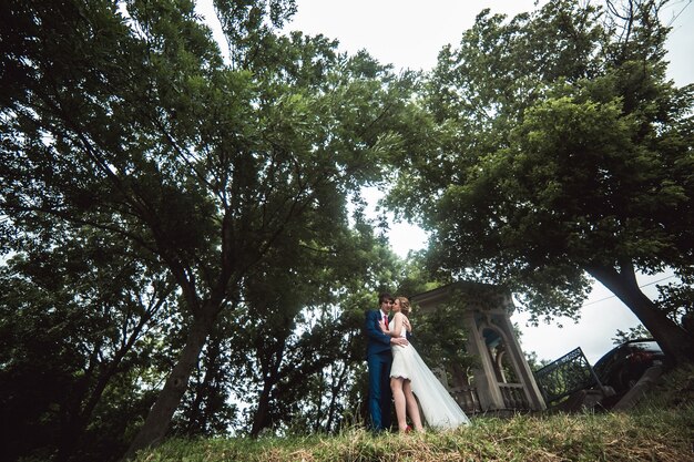 Beau couple dans le parc