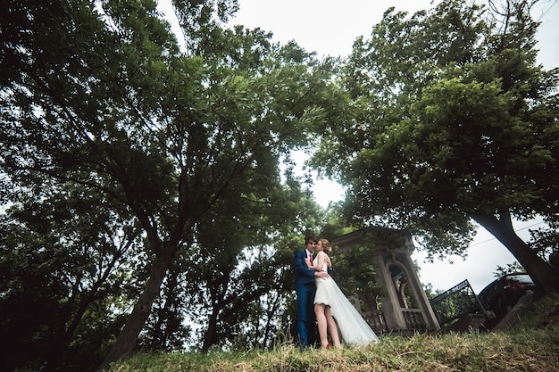 Beau couple dans le parc