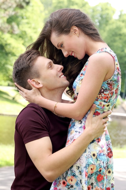 Beau couple dans le parc