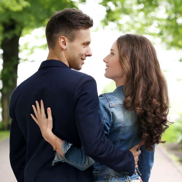 Beau couple dans le parc