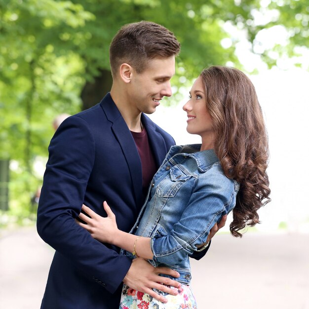 Beau couple dans le parc