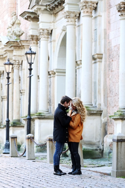 Beau couple dans la rue