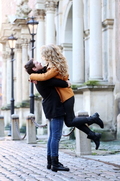 Beau couple dans la rue