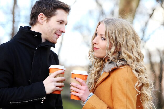 Beau couple dans la rue