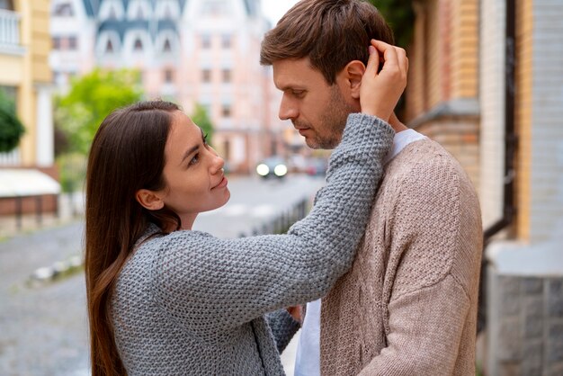 Photo gratuite un beau couple dans la rue