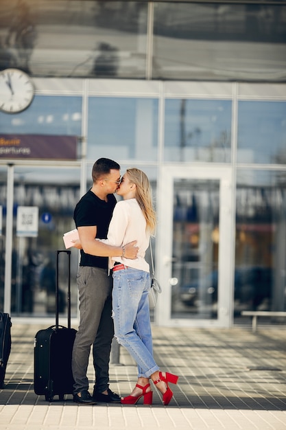 Beau couple, debout, dans, aéroport