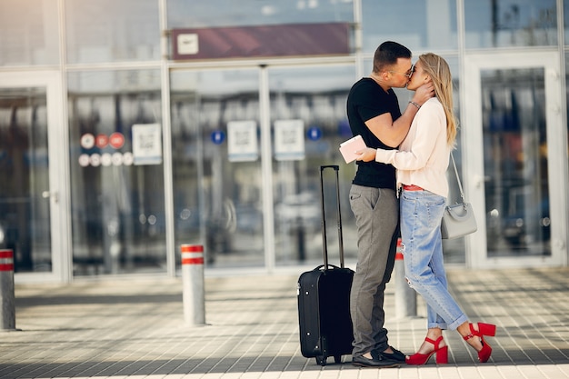 Beau couple, debout, dans, aéroport