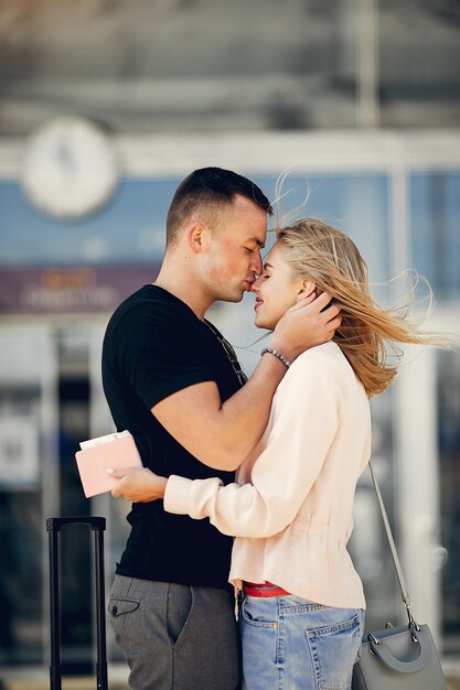 Beau couple, debout, dans, aéroport