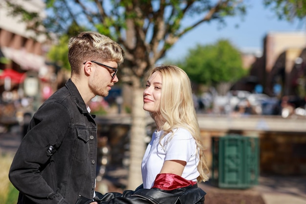 Un beau couple debout dans le parc et se regardant par une journée ensoleillée Photo de haute qualité