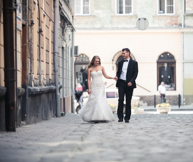 Beau couple élégant marchant sur la rue