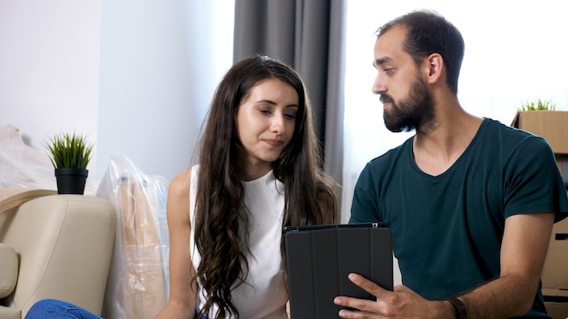 Beau couple emménageant dans une nouvelle maison. Heureux de la nouvelle maison