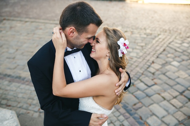 Beau couple étreignant en gorode.