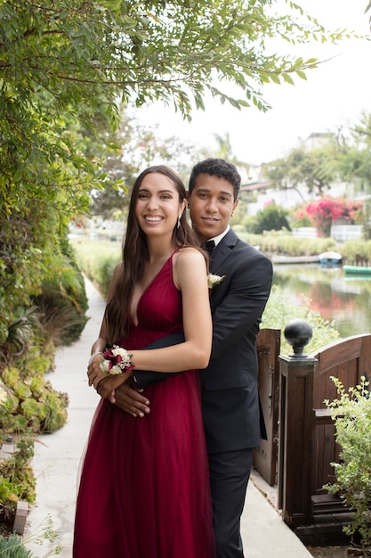 Photo gratuite beau couple d'étudiants prêt du bal