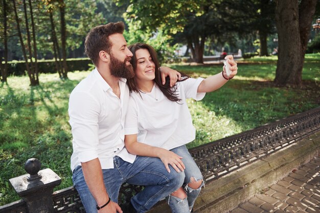 Un beau couple fait une photo à l'extérieur