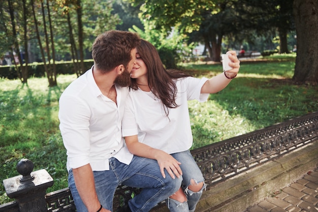 Un beau couple fait une photo à l'extérieur