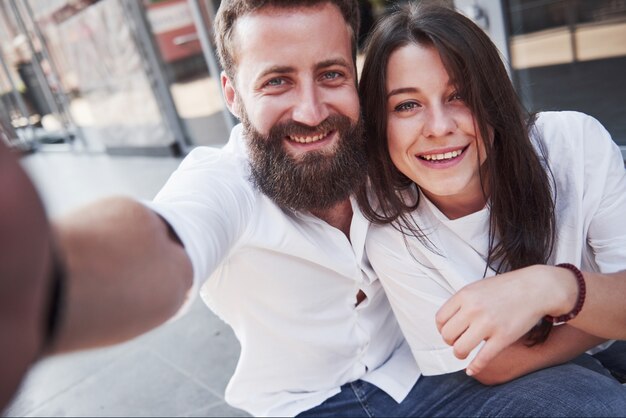 Un beau couple fait une photo à l'extérieur