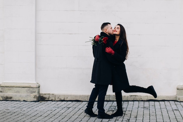 Beau couple heureux à date