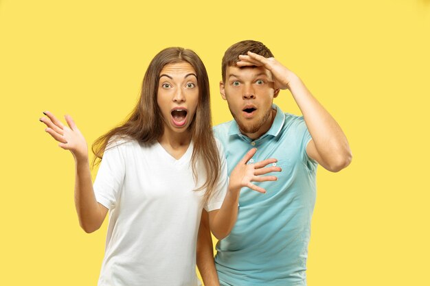 Beau couple isolé sur fond de studio jaune