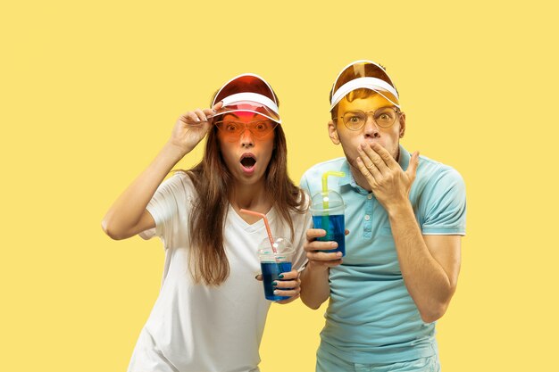 Beau couple isolé sur fond de studio jaune