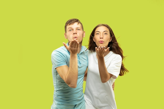 Beau couple isolé sur fond de studio vert