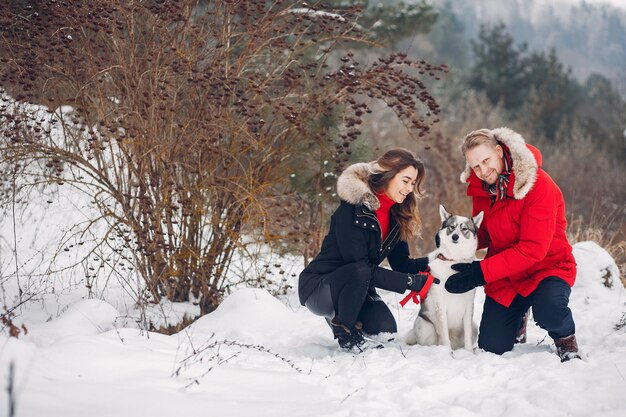 Beau couple jouant avec un chien