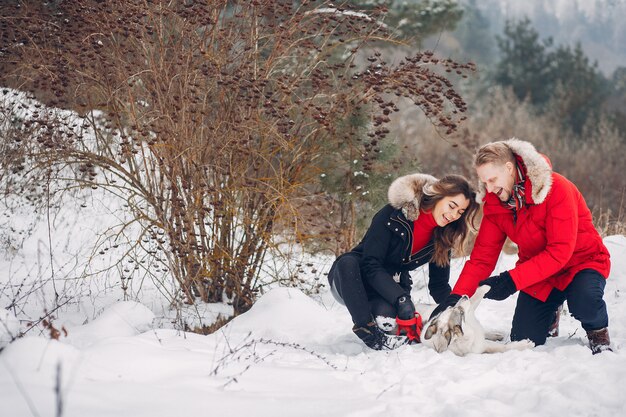 Beau couple jouant avec un chien