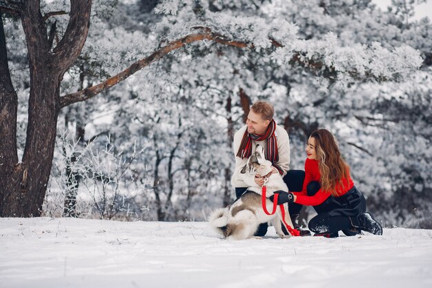 Beau couple jouant avec un chien