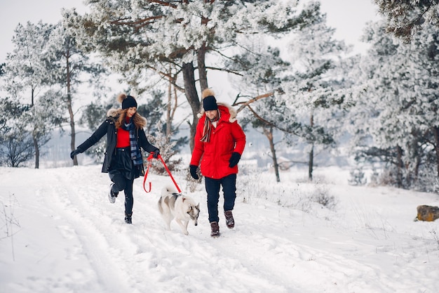 Beau couple jouant avec un chien