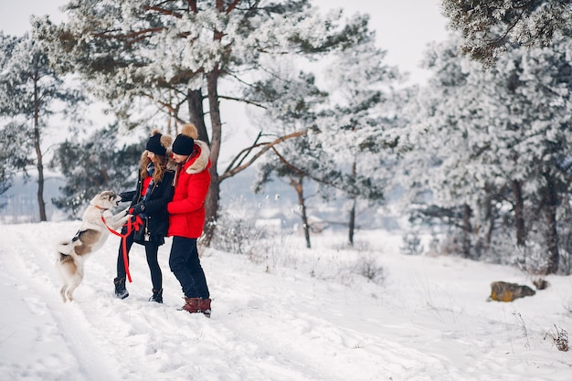 Beau couple jouant avec un chien