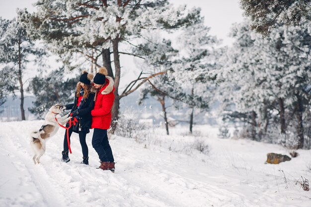 Beau couple jouant avec un chien