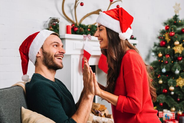 Beau couple jouant pat-a-cake sur un canapé