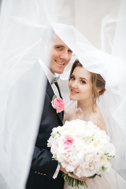 Photo gratuite un beau couple le jour du mariage