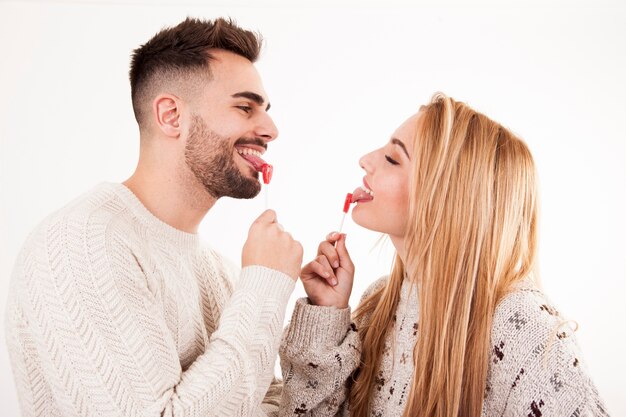 Beau couple lécher les sucettes