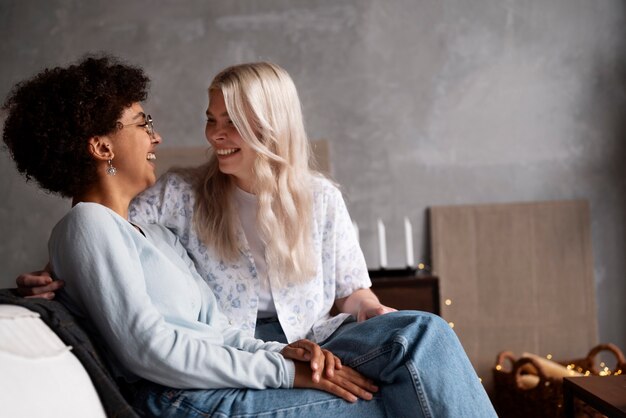 Beau couple de lesbiennes affectueux à la maison