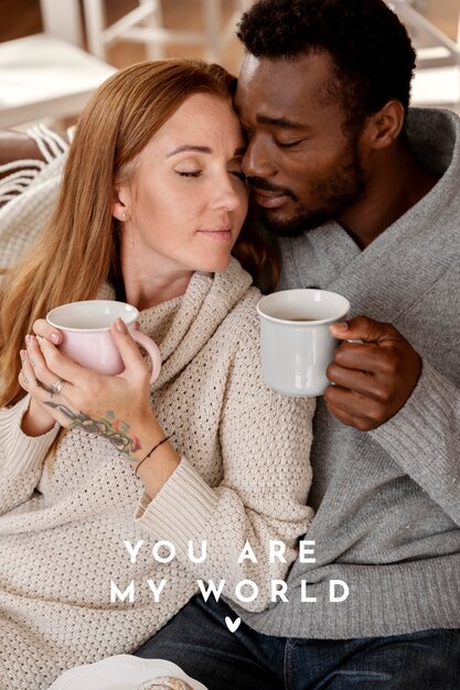 Beau couple avec lettrage de la Saint-Valentin