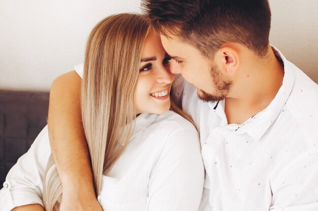 Beau couple à la maison