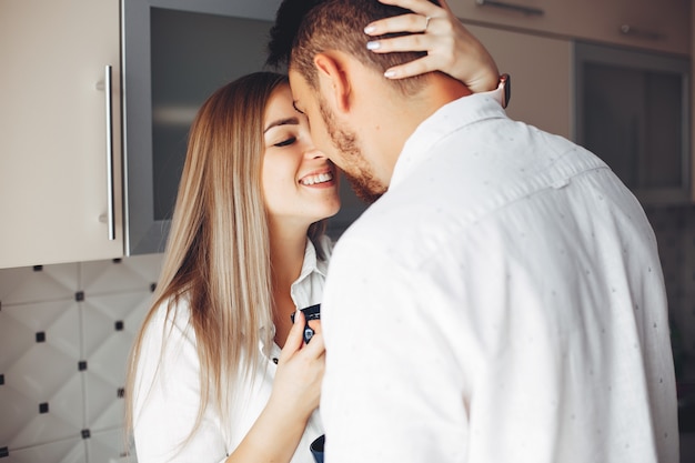 Beau Couple à La Maison