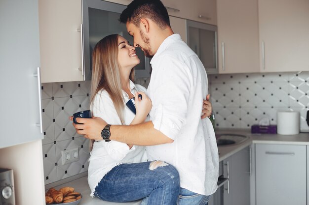 Beau couple à la maison