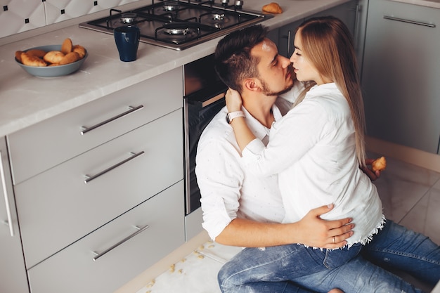 Beau couple à la maison