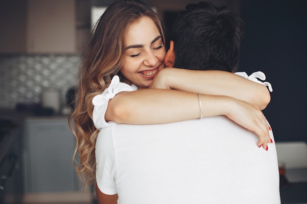 Beau couple à la maison