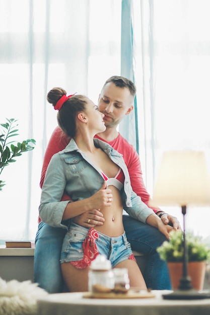 Beau couple à la maison